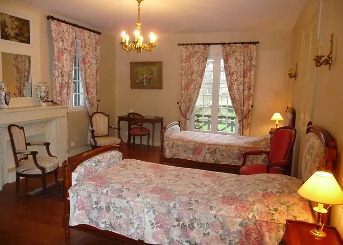 Bed & Breakfast Manoir De Sens 3*