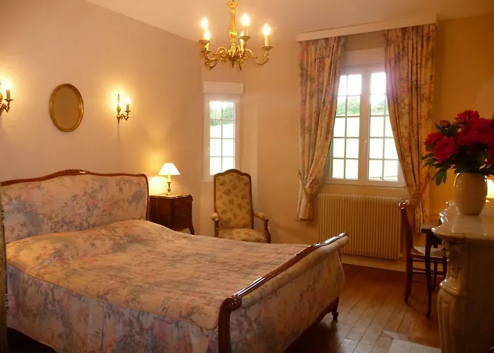 לינה וארוחת בוקר Manoir De Sens 3*